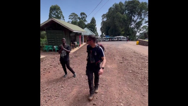 Britânico é o primeiro a escalar e descer o monte Kilimanjaro de costas