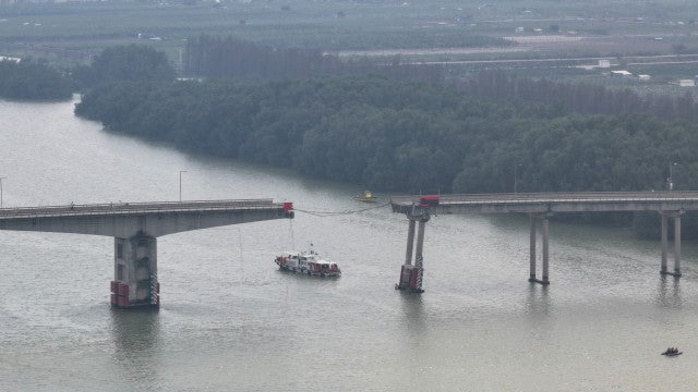 Navio bate, derruba ponte e mata ao menos 5 na China