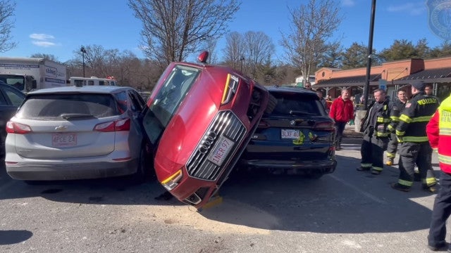 Carro estacionado na vertical? Autoridades investigam acidente estranho