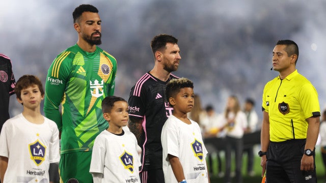 Filho de Kim Kardashian entra em campo de mãos dadas com Messi