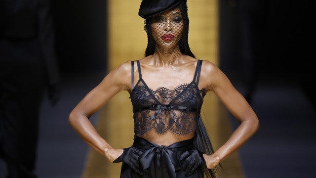 Aos 53 anos, Naomi Campbell brilha em desfile de moda