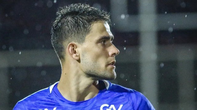 Goleiro revelado pelo São Paulo sofre convulsão em treino do Vila Nova-GO e é hospitalizado