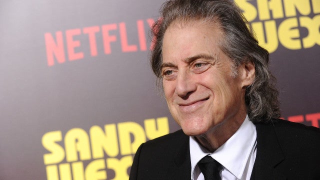 Morre Richard Lewis, ator e comediante da série ‘Segura a Onda’, aos 76 anos