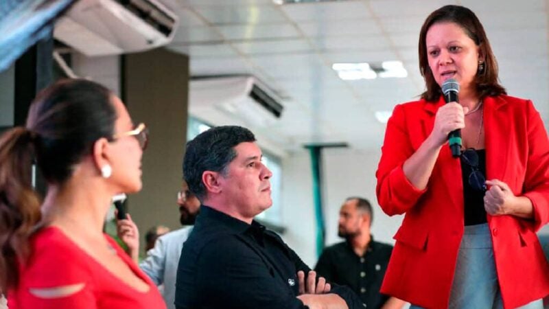 Primeira dama em MT entrega patrulha agrícola para aldeia indígena ampliar produção