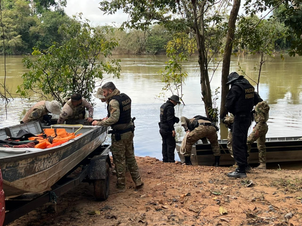 PF de Sinop faz operação contra o garimpo ilegal em Peixoto de Azevedo; balsas destruídas