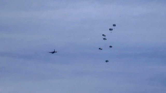 Aviões dos EUA lançam de paraquedas cerca de 38.000 refeições sobre Gaza