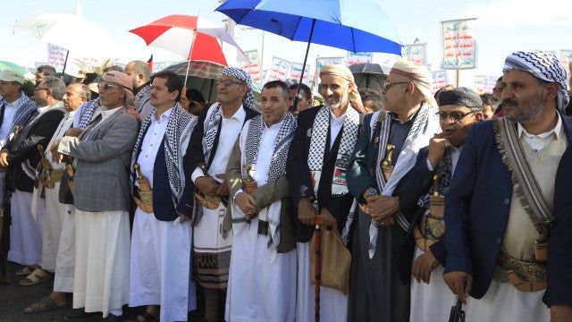 Hutis condenam nove homossexuais à morte por crucificação e apedrejamento