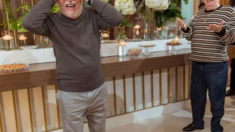 Carlos Alberto de Nóbrega comemora 88 anos em grande estilo e ganha beijão da esposa Dra. Renata de Nóbrega