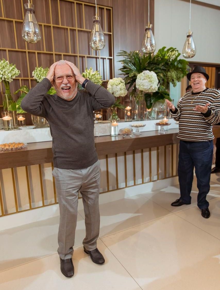 Carlos Alberto de Nóbrega comemora 88 anos em grande estilo e ganha beijão da esposa Dra. Renata de Nóbrega