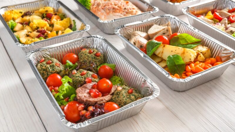 Novo hábito ganha espaço: famílias contratam cozinheiras para preparar refeições saudáveis, facilitando o dia a dia das famílias