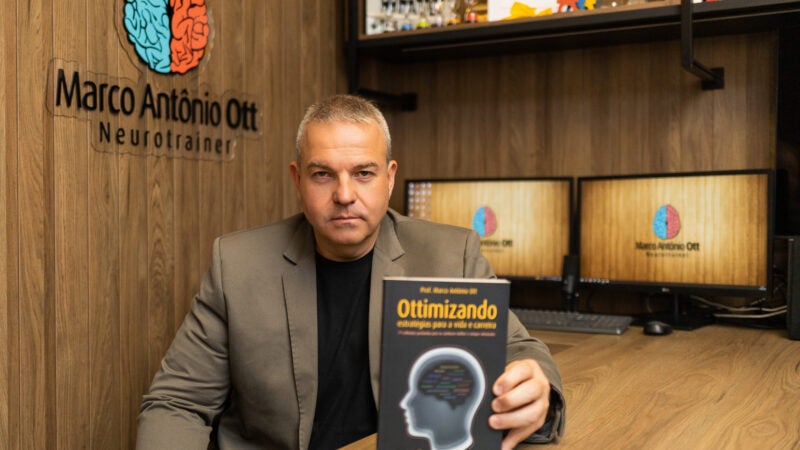 Professor de Medianeira lança livro “Ottimizando estratégias para a vida e carreira”