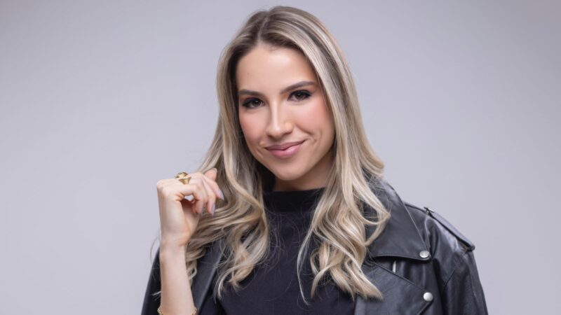Atriz de Tangará da Serra prepara aulas para suporte a criadores de conteúdo digital