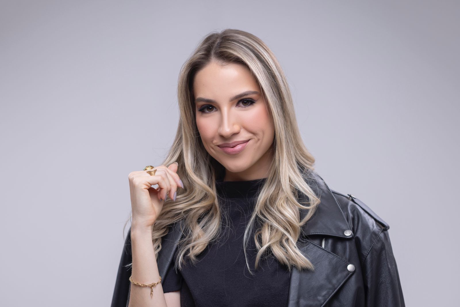 Atriz de Tangará da Serra prepara aulas para suporte a criadores de conteúdo digital