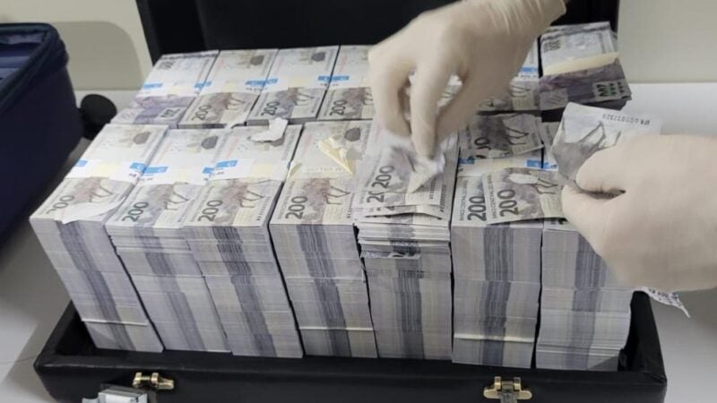 Polícia Civil flagra laboratório de falsificação de dinheiro em hotel e prende quatro suspeitos de estelionato