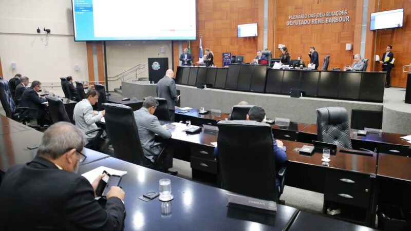 Em sessão, deputados derrubam cinco vetos do governo