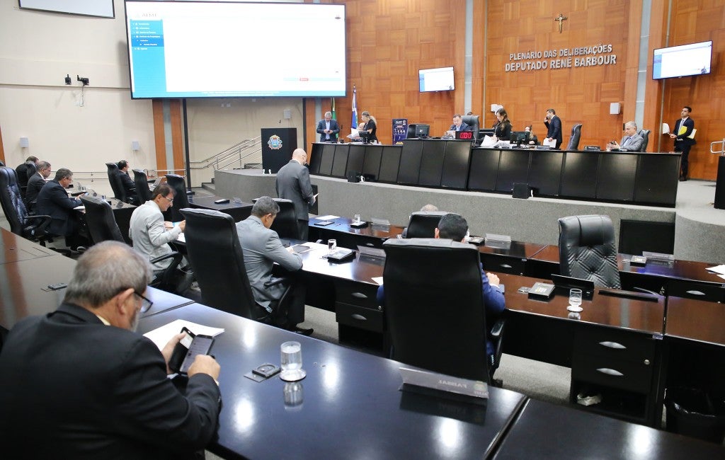 Em sessão, deputados derrubam cinco vetos do governo