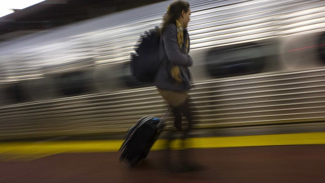 Homem morre atropelado por metrô após ser empurrado em estação em Nova York