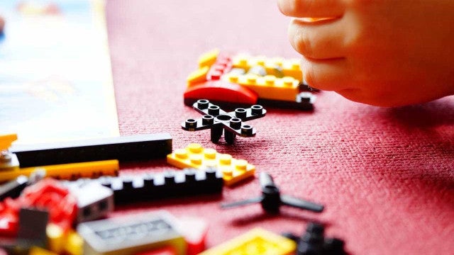 Pai invade creche e agride menina de 4 anos que abraçou o filho