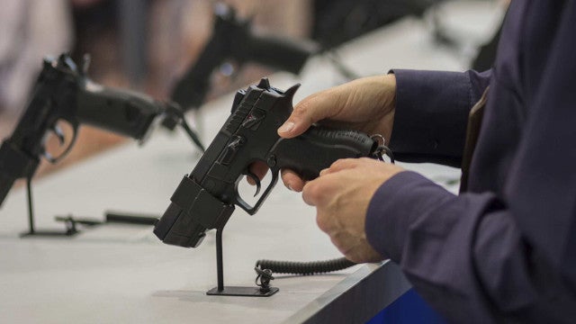 PM usa arma como brinquedo sexual em vídeos vazados e tem licença cassada