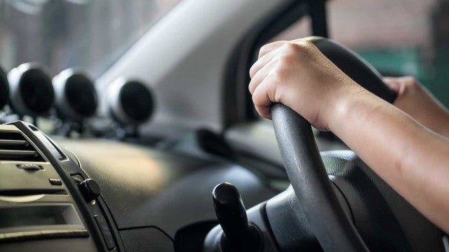 Menino de 9 anos rouba o carro da mãe e acaba em perseguição policial
