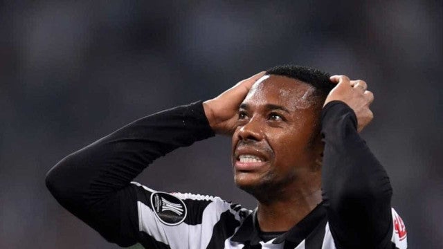 Robinho diz que condenação por estupro é racismo e que espera ter direito a defesa no Brasil