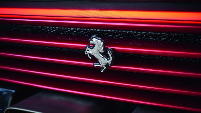 Cristiano Ronaldo mostra o seu novo carro Ferrari nas ruas de Lisboa