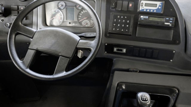 Caminhão atinge ônibus, e duas pessoas morrem em Fortaleza