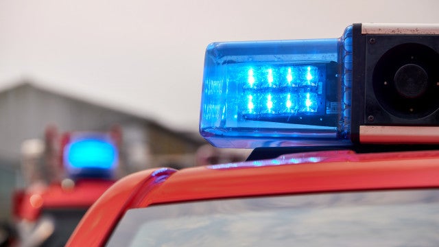 Caminhão com carga de combustível tomba, pega fogo e uma pessoa morre em BH