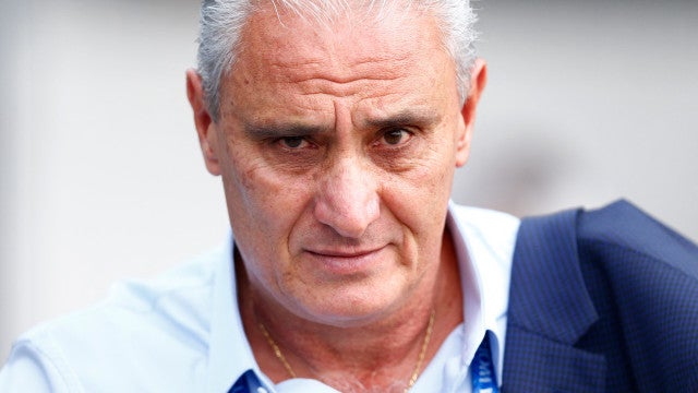 Tite se desculpa por comentário sobre Daniel Alves: ‘Comparação inoportuna e sem sentido’