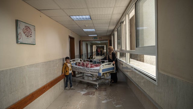 Israel invade novamente maior hospital de Gaza em operação com mortos
