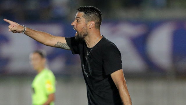 António Oliveira convence medalhões do Corinthians sem esquecer da base