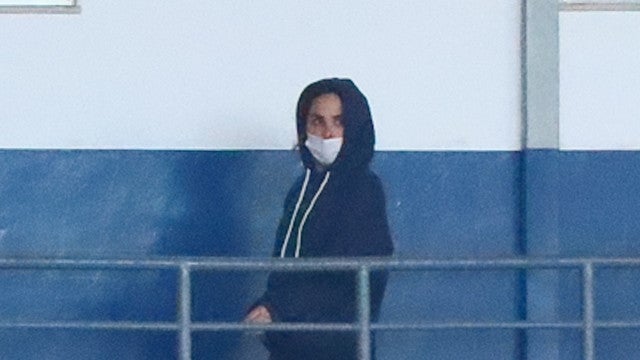 De capuz e máscara, Wanessa Camargo é vista em aeroporto após ser expulsa do BBB 24