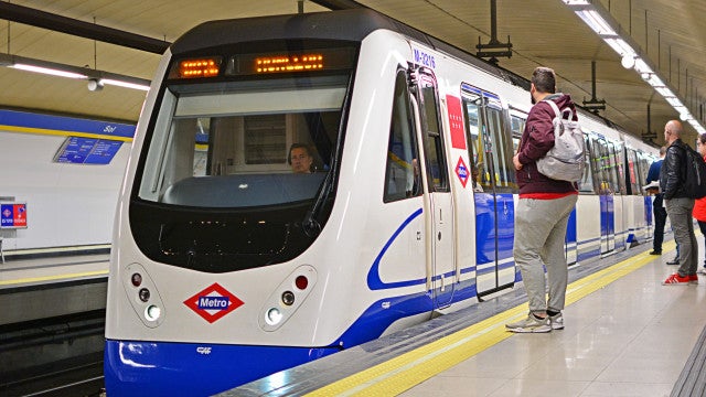 Jovem de 19 anos morre após cair entre plataforma e metrô em Madrid