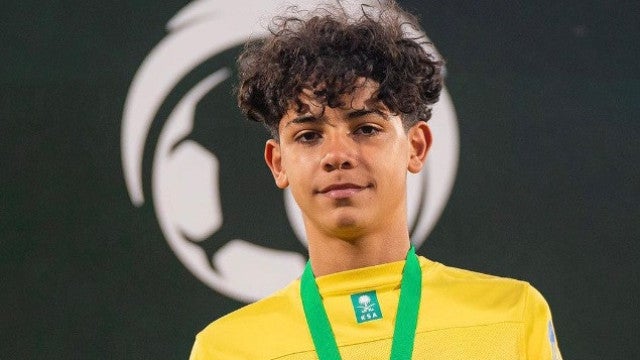 Cristianinho ergue troféu no Al Nassr e Cristiano Ronaldo reage