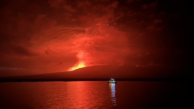 Vulcão La Cumbre entra novamente em erupção e coloca Equador em alerta