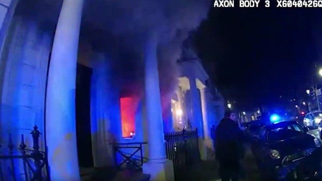 Policial arromba portas para salvar moradores de prédio em chamas