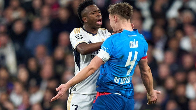 Polêmica: Vini Jr aperta pescoço ao capitão do Leipzig; veja as imagens