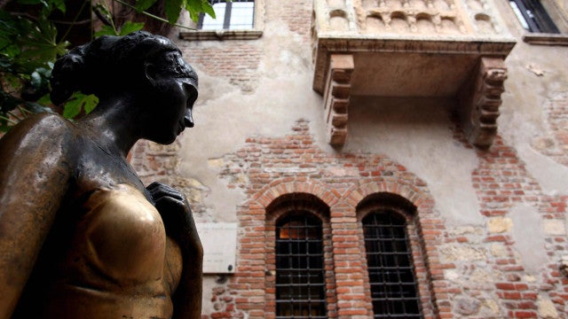 Turistas apaixonados estragam estátua de Julieta em Verona