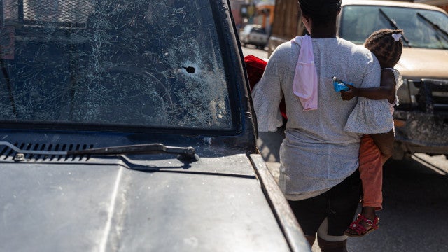 Forças armadas dos EUA retiram funcionários da embaixada no Haiti e reforçam segurança