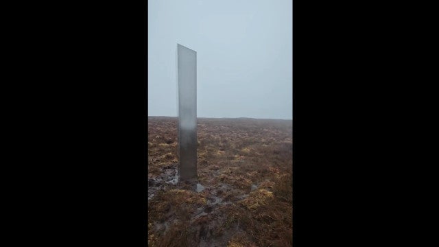 Misterioso monólito surge no País de Gales: "Parecia um óvni"