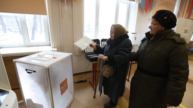 Votação na Rússia tem polícia, cédula e urna eletrônica