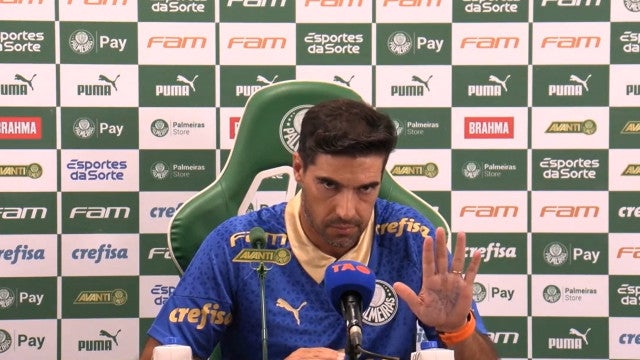 Abel repudia discriminação e fica em silêncio durante conferência