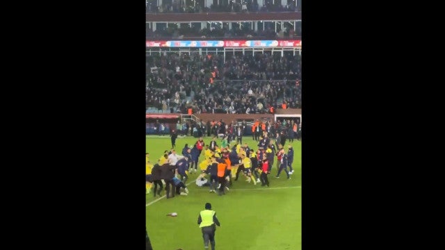 Violência mancha vitória do Fenerbahçe no Trabzonspor; veja as imagens