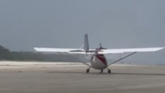 Avião pousa em Bertioga e quase atinge banhistas; veja o momento