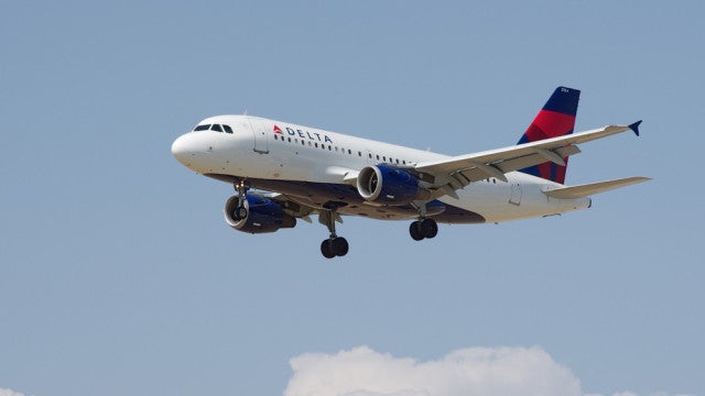 Homem tenta viajar escondido em banheiro de avião e é preso nos EUA