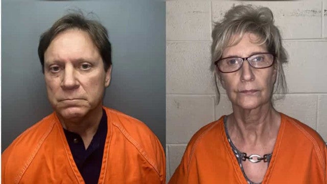 Casal que deixou filha morrer no sofá é condenado a 20 anos de prisão