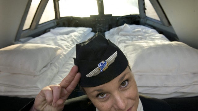 Avião é transformado em hotel na Suécia; cabine do piloto é uma suíte