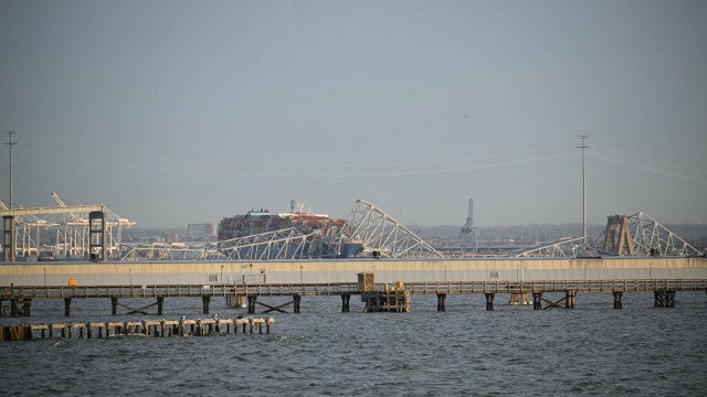 As buscas continuam por desaparecidos em Baltimore, veja as imagens