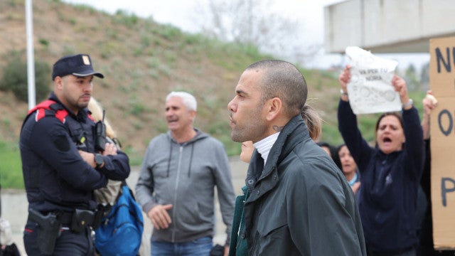 Dani Alves organiza festa em casa e recebe visitas de amigos encapuzados