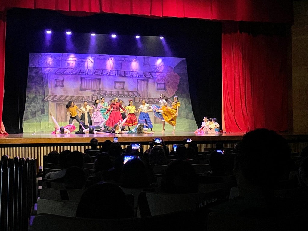 Crianças de oito unidades públicas se encantam em espetáculo infantil de dança